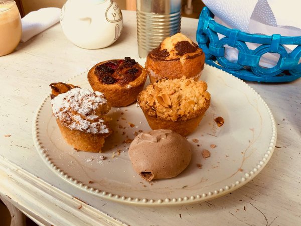Quelle technique pour réaliser un gâteau basque à la crème d'amandes et cerises ?